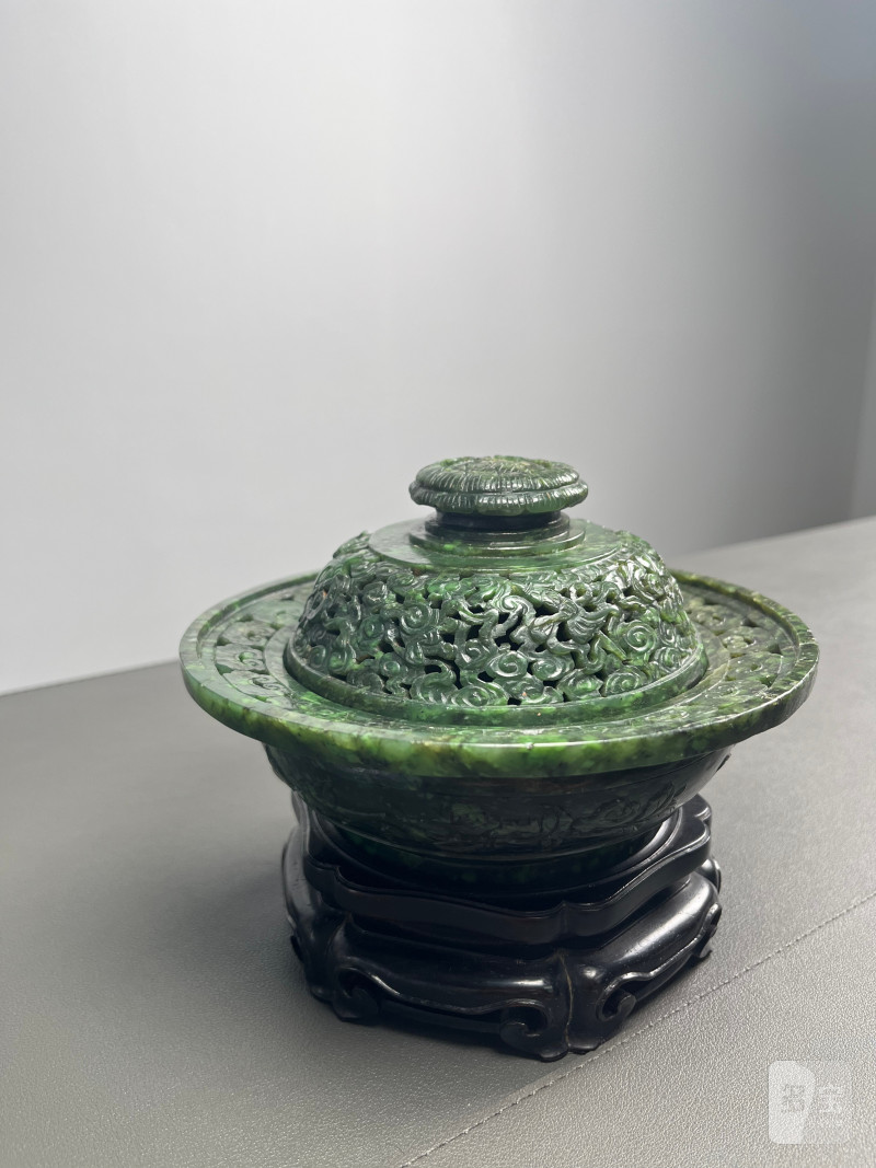 清乾隆  碧玉饕餮纹折沿熏炉（带木座） - 图2